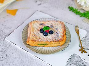 加了几颗蓝莓，一杯牛奶，营养更均衡。