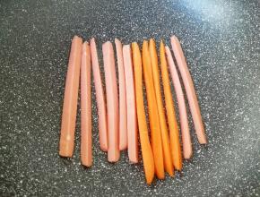 平底锅刷上一层食用油，将胡萝卜和火腿肠条分别煎一下，晾至温热备用。
