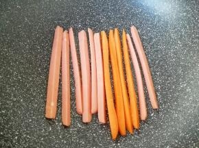 平底锅刷上一层食用油，将胡萝卜和火腿肠条分别煎一下，晾至温热备用。