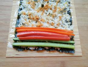 依次摆上黄瓜、火腿肠和胡萝卜条。