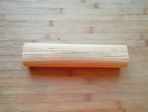 从一头卷起，卷好以后用劲捏紧。