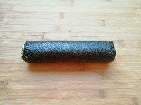 去掉寿司帘和保鲜膜。