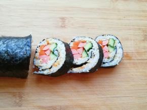 刀上面沾水切开。