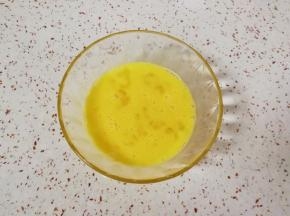鸡蛋打散。