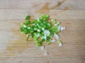 小葱洗干净切成葱花。