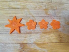 刻出太阳和花朵。