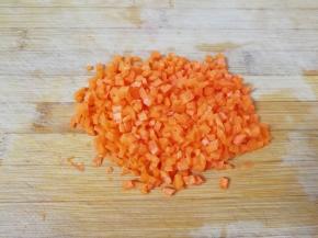 剩下的切成小丁备用。