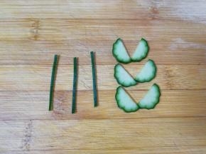 黄瓜也是先切出花朵的枝干和叶片。