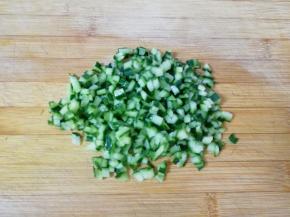 剩下的切成小丁备用。