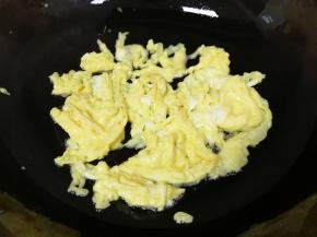 炒锅烧热倒入适量的食用油，下入蛋液快速划炒定型，盛出备用。