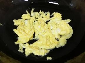 炒锅烧热倒入适量的食用油，下入蛋液快速划炒定型，盛出备用。