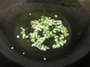 炒锅内继续倒油烧热，下入葱花炒香。