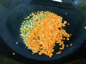 下入胡萝卜丁翻炒均匀。