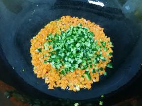 下入黄瓜丁翻炒均匀。