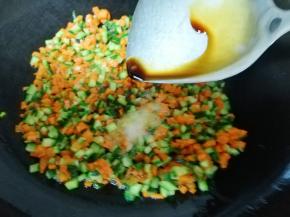 放盐和酱油翻炒均匀。