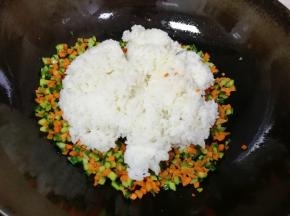 下入米饭翻炒均匀。