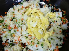 下入炒好的鸡蛋翻炒均匀。