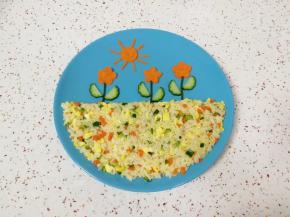 摆上花朵和太阳(这个太阳和前面做的那个不一样了，因为那个被我闺女吃掉了，所以又重新做了一个)。