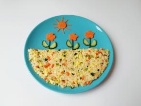 开心炒饭做好了，一家人开开心心的吃早餐，这份是我的。