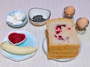 准备食材，草莓酱也可以换成自己喜欢的果酱。