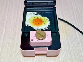 三明治机器连接电源预热1分钟，磕入依个鸡蛋。
