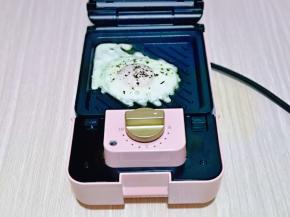 盖上盖，设置2分钟即可，煎好盛出备用，两个蛋煎完。