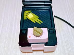 2克黄油放入烤盘中，融化。