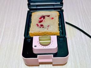 放上一片吐司，我的吐司片是自己做的黑麦蔓越莓吐司，这个可以随意，没有要求。