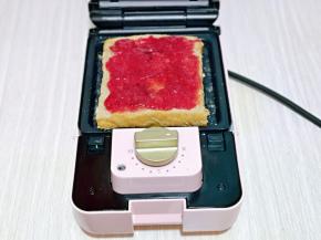 再涂上草莓酱。