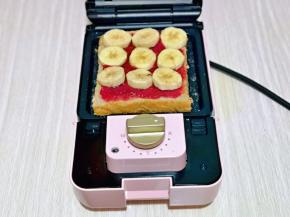 摆放上切好的香蕉片。