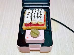 再放上棉花糖和巧克力豆。