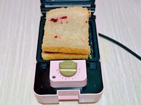 最后叠加上另一片吐司。