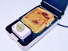 铛铛铛～喷香的三明治好啦。