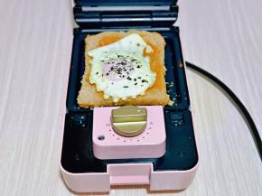 另外一个我做了花生酱口味的，同样操作方法，先放黄油，再放吐司片。涂花生酱，放上煎好的鸡蛋。