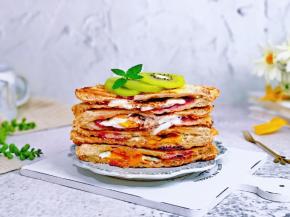 切开啦！两个叠加在一起，巨无霸三明治啦！