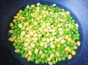 锅内放凉水烧开，下入豌豆和玉米粒焯水至熟。