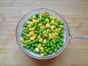 捞出控干水分备用。