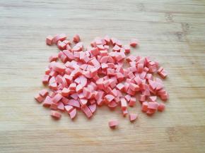 火腿肠切成小丁备用。