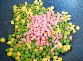 下入火腿肠。