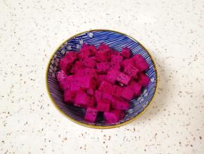 将红心火龙果和原味酸奶提前准备好，红心火龙果切成1厘米大小备用。