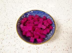 将红心火龙果和原味酸奶提前准备好，红心火龙果切成1厘米大小备用。