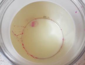 加入原味酸奶(酸奶选择浓稠的)。