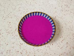 不到一分钟时间，酸奶火龙果奶昔就做好了，倒入碗里。