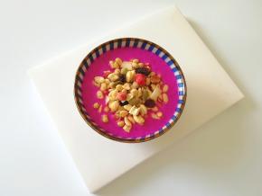 放入两大勺水果麦片。