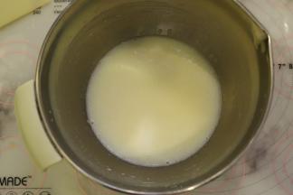 玉米油和牛奶用手动打蛋器混合乳化。