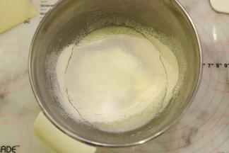 筛入低粉油拌匀。