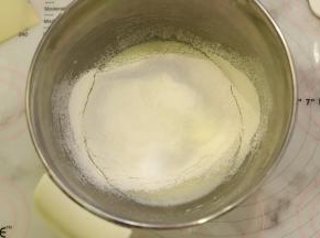 筛入低粉油拌匀。