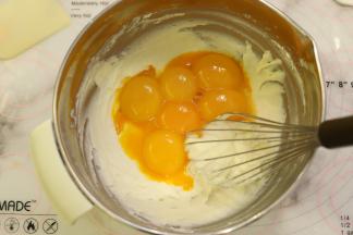 磕入蛋黄，蛋清放入冰箱冷冻备用。
