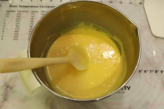 拌至顺滑的蛋黄糊。