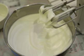 取出蛋清，滴入柠檬汁，分三次将细砂糖加入蛋清内，打发至8成（小弯钩）。